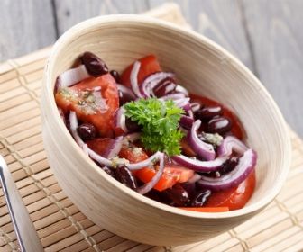 minimalist tomato bean salad