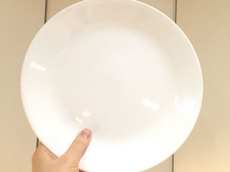 minimalist dinnerware