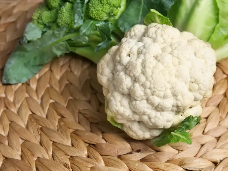 cauliflower and broccoli on woven mat. how long does cauliflower last